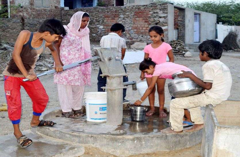 basis of a handpump एक हैंडपंप के भरोसे नया शहर के बाशिंदें