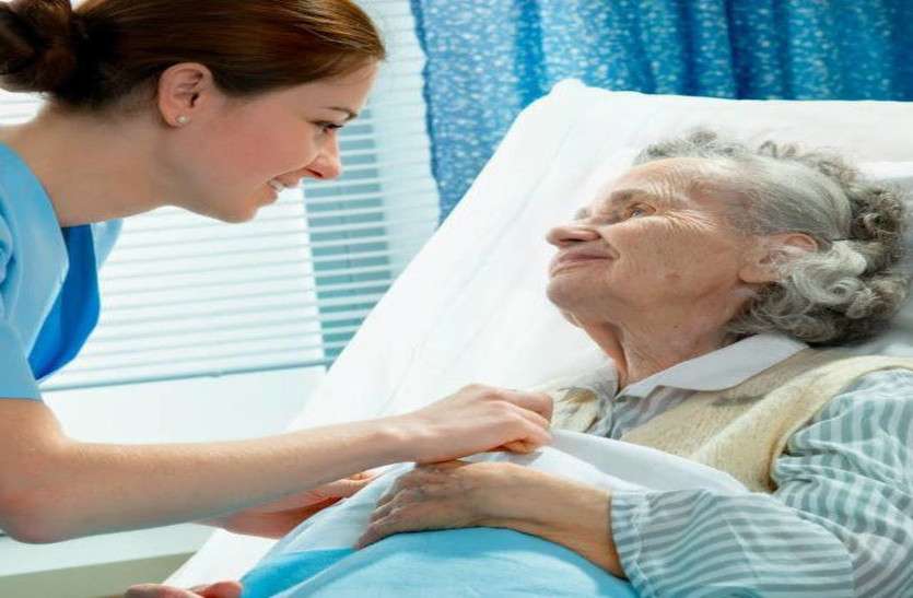 old age बीमार बुजुर्गों के कमरे में खिड़की जरूर हो