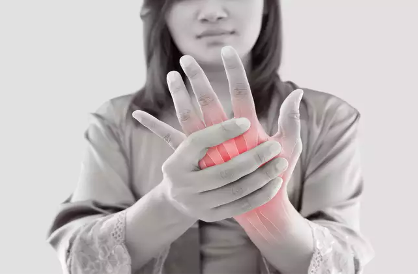 rheumatoid-arthritis-in-woman दिल व फेफड़ों को भी जकड़ सकता है जोड़ों का दर्द, जानें इसके बारे में