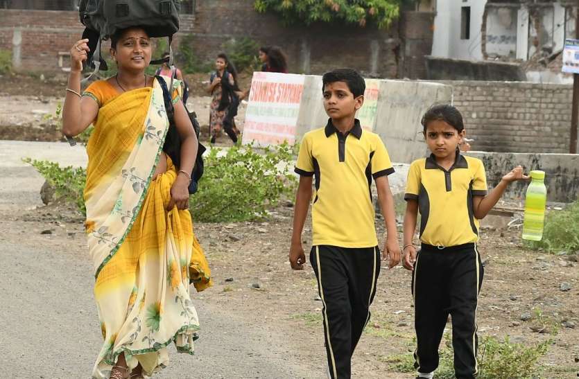SURAT SURAT SCHOOL : अभिभावकों को उठाने पड़ रहे बच्चों के भारी बस्ते
