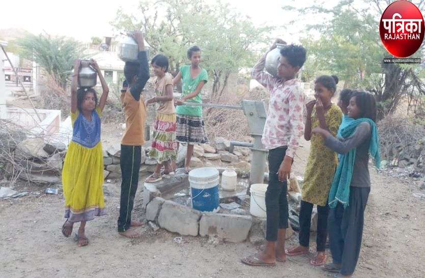 Drinking water crisis in Raipur-Marwar area of Pali district सूखे कंठ तर करने के जतन में बीत रही स्कूल की छुट्टियां
