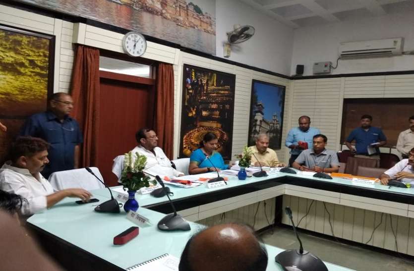 Minister Suresh Khana नगर विकास मंत्री सुरेश खन्ना ने लगायी अधिकारियों को फटकार, कहा दूर की जाये पेयजल समस्या