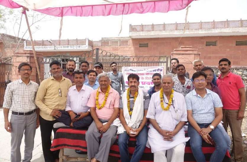 book seller पुस्तक विक्रेताओं ने की हड़ताल, आज से अनशन