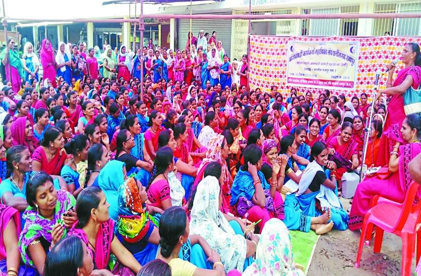 Anganwadi workers Balod रमन सरकार के स्मार्ट फोन की खुली पोल, इधर आंगनबाड़ी कार्यकर्ताओं की मांग सुनकर CM भूपेश के उड़े होश