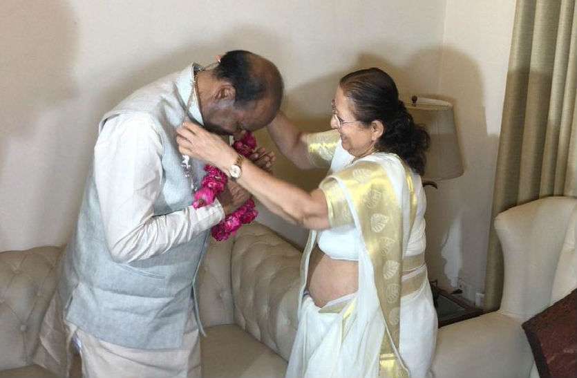 om birla ओम बिड़ला से मिलीं लोकसभा की पूर्व अध्यक्ष सुमित्रा महाजन, बोलीं- मेरे पुराने दोस्त हैं
