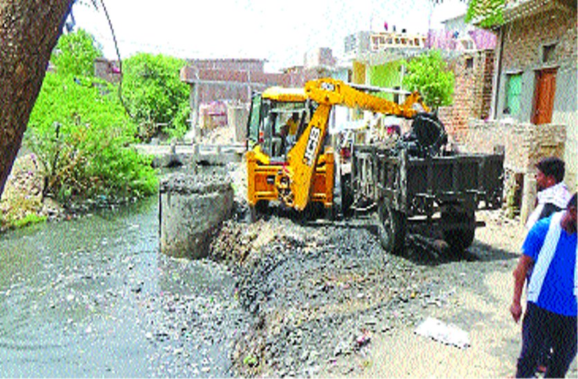 What kind of cleaning system ... only the dirt being removed from the ये कैसी सफाई व्यवस्था... केवल बड़े नालों से निकाली जा रही गंदगी