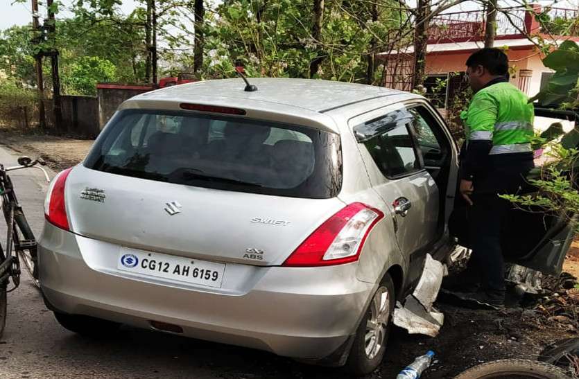 पॉलिटेक्निक कॉलेज के सामने कार ने बाइक सवार को मारी ठोकर, दुर्घटना में वाहन के परखच्चे उड़े पॉलिटेक्निक कॉलेज के सामने कार ने बाइक सवार को मारी ठोकर, दुर्घटना में वाहन के परखच्चे उड़े