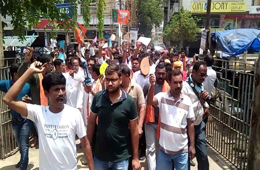 भाजयुमो ने घेरा बिजली दफ्तर, अधिकारियों को भेंट किया लालटेन और हाथ पंखा, कहा- पुराने जमाने में पहुंच गए लोग