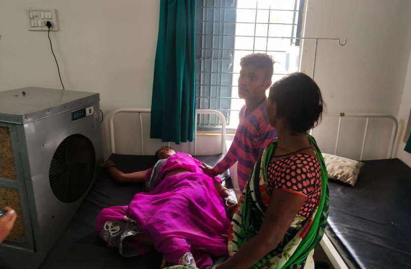 आखिर ऐसा क्या हुआ कि एक के बाद एक चलती बस से कूदने लगीं महिलाएं, यात्रियों के बीच मच गया हड़कंप, फिर जो हुआ, पढि़ए पूरी खबर... आखिर ऐसा क्या हुआ कि एक के बाद एक चलती बस से कूदने लगीं महिलाएं, यात्रियों के बीच मच गया हड़कंप, फिर जो हुआ, पढि़ए पूरी खबर...