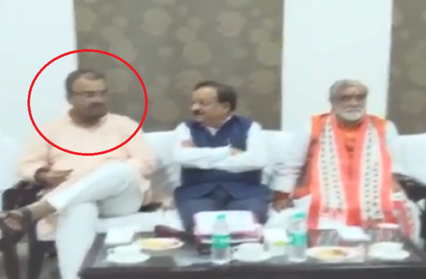chamki fever चमकी बुखार को लेकर हो रही थी बैठक मंत्री पूछ रहे थे भारत-पाकिस्तान मैच का स्कोर, अब लोगों ने दिया ऐसा जवाब...