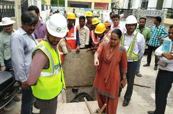 smart-city-udaipur smart-city-project-rajasthan-ias officer-visit-work VIDEO : स्मार्ट सिटी में इस महिला आईएएस ने चेंबर खुलवाकर भूमिगत केबल देखी