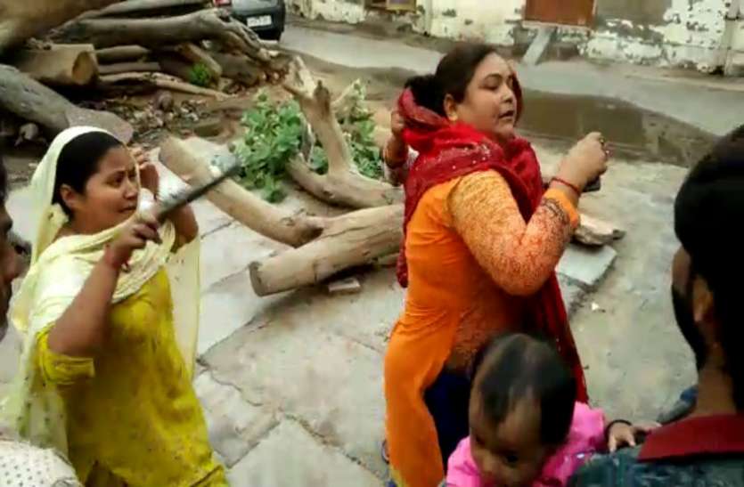Fighting जिला मुख्यालय पर महिलाओं के बीच जमकर हुई मारपीट, देखें वीडियो