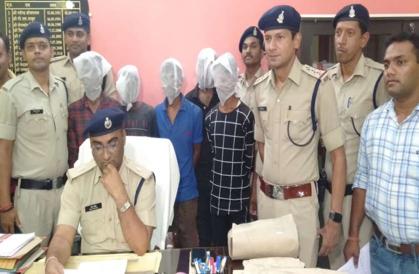 Robbery gang arrested पुलिस की वर्दी, रिवाल्वर-कट्टा और चाकू लेकर निकला था युवकों का गिरोह, वाहन चालकों की पिटाई कर लूटे रुपए, ऐसे पकड़े गए