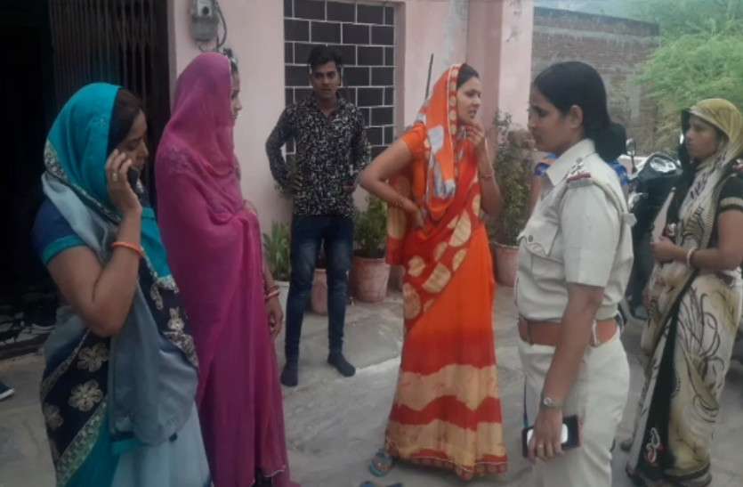 masked crooks in home नकाबपोश घर में घुसे, विवाहिता ने निडरता से किया लाठी से वार, अंत में चाकू दिखाकर भागे..