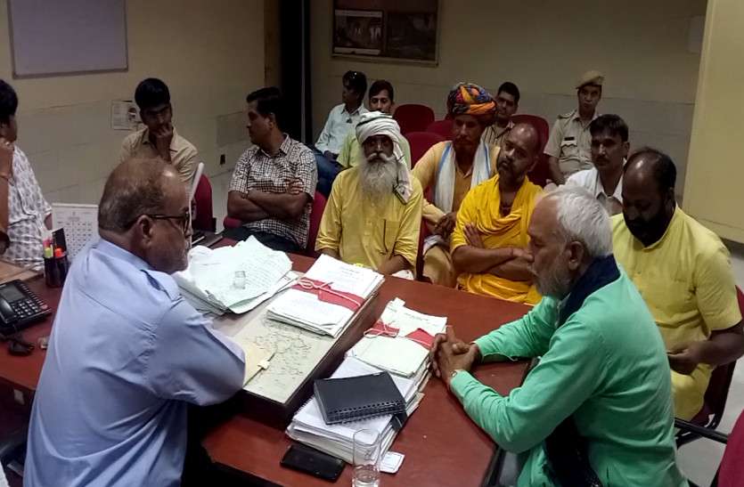 Illegal mining in bharatpur अवैध खनन के विरोध में कलक्ट्रेट पर दो घंटे गूंजा राधे-राधे, मांगे नहीं मानने पर साधु-संतों का होगा जयपुर कूच