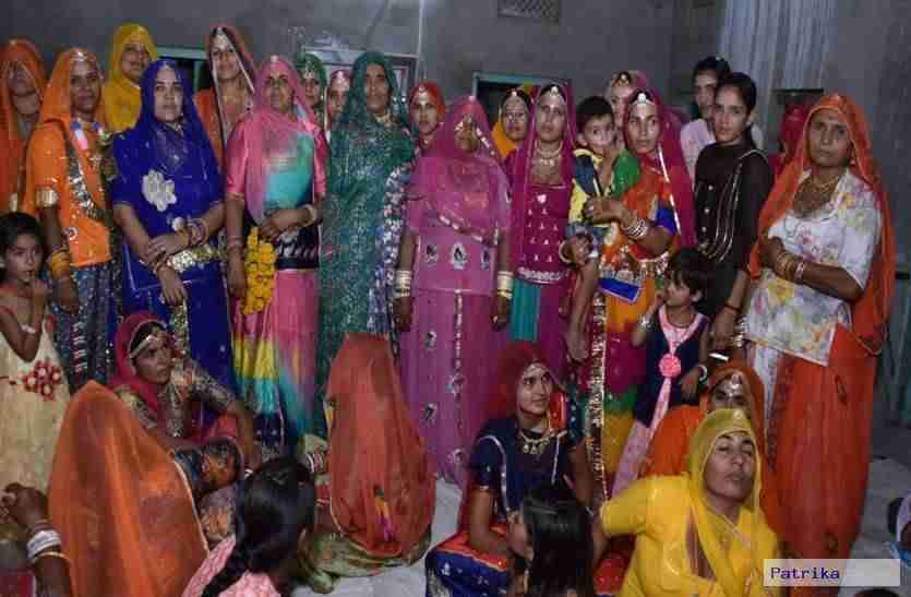 Unique Retirement Function: woman retired from agriculture work अनूठा सेवानिवृति समारोह : घर की एक बुजुर्ग महिला को कृषि कार्य से दी सेवानिवृति