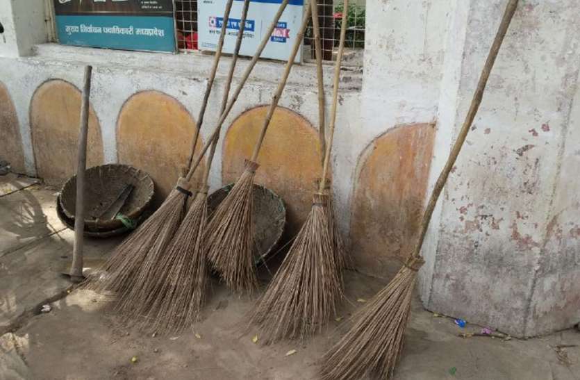 The cleaning staff went on indefinite strikes सफाई कर्मचारी गए अनिश्चितकालीन हड़ताल पर, सफाई व्यवस्था पटरी से उतरी, चारों ओर गंदगी का आलम
