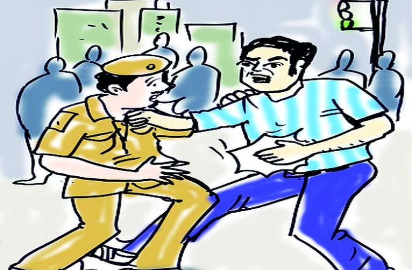file बाइक टो की तो क्रेन पर चढ़ कर पुलिस वाले को ही पीट डाला