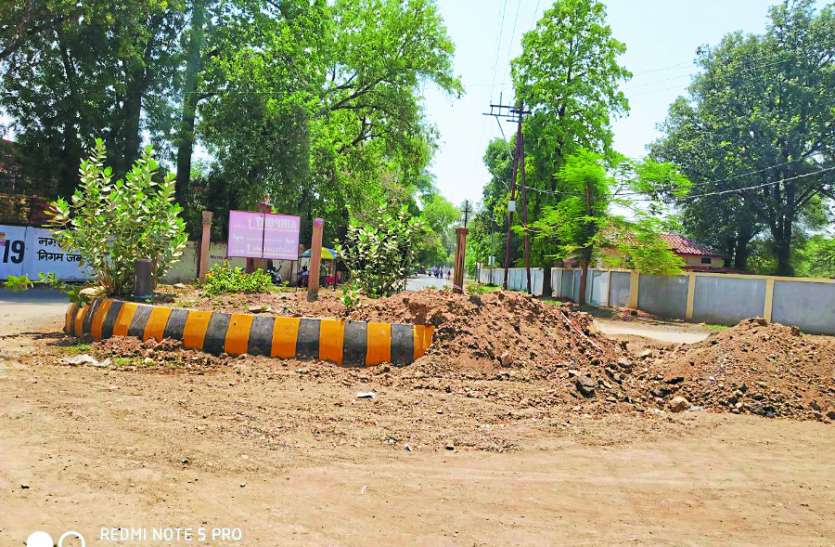 Roads of Jabalpur तैयार हो जाएं कीचडय़ुक्त सडक़ों पर गाडिय़ां चलाने के लिए