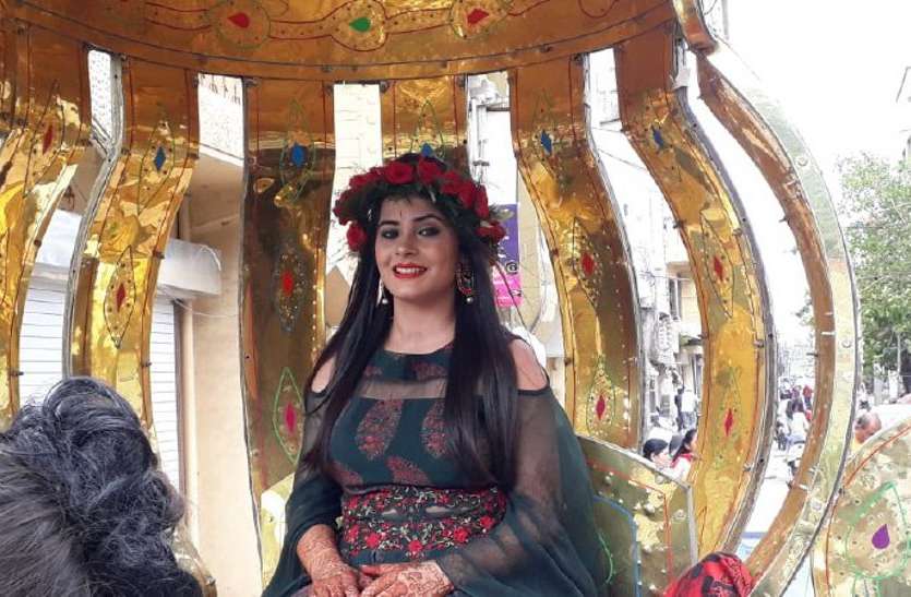 bright बग्गी में सवार होकर दुल्हनिया चली दूल्हे को लेने, देखें वीडियो