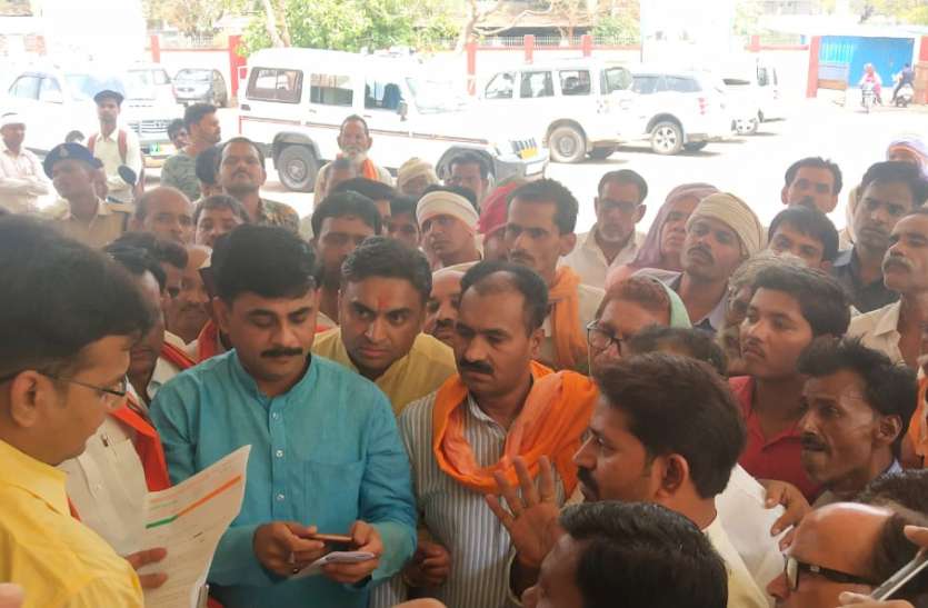 vidhayak ne ki narebaaji sarkar bhi kregi sahayata विधायक ने दिए ५१ हजार,कलेक्टर बोले करेगें सहायता