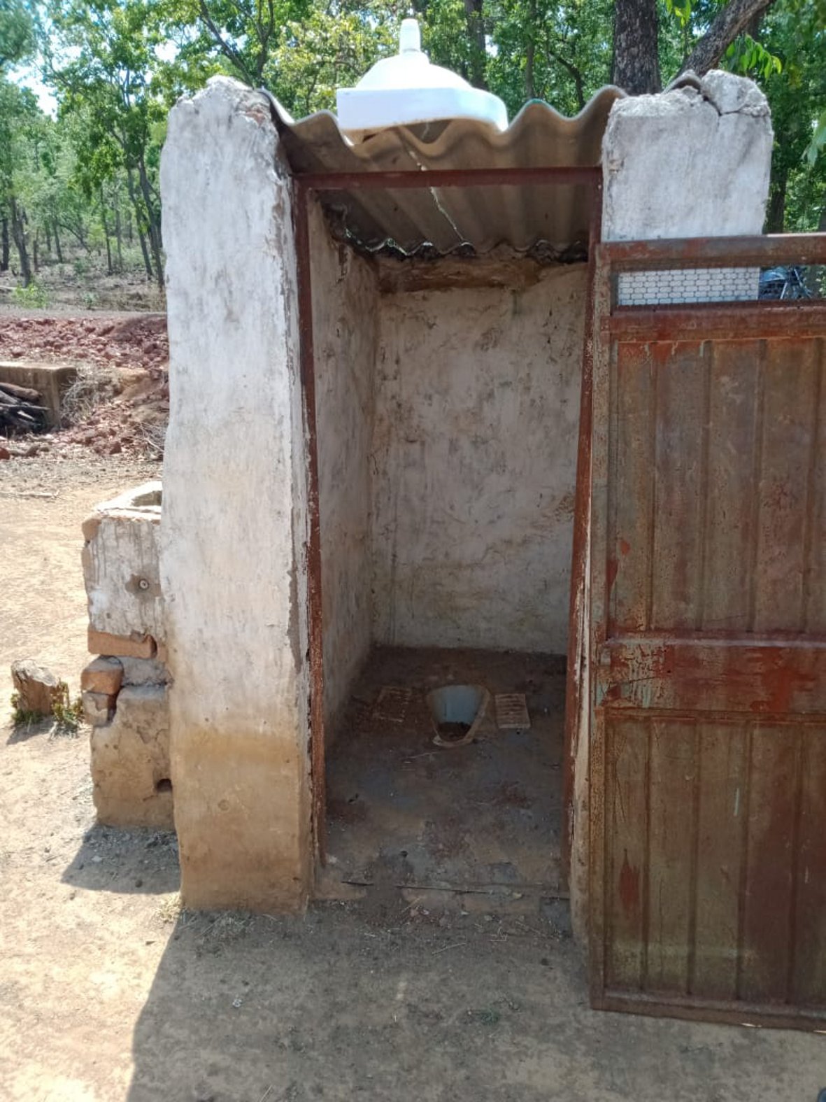 Sanjeev Bharat Abhiyan made facilities for a year स्वच्छ भारत अभियान से बने सुविधाघरों की एक साल में मर्यादा हुई भंग