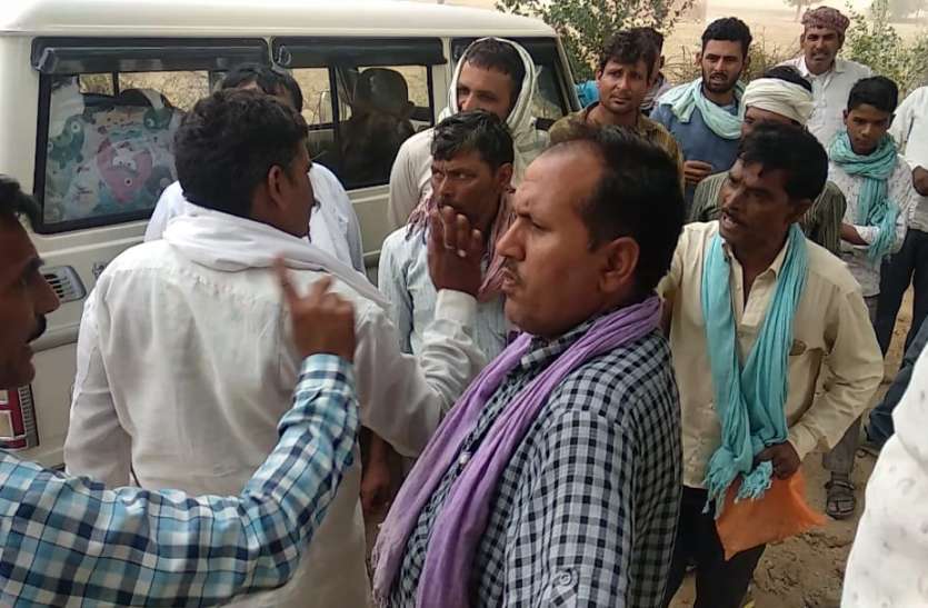 Scuffle in front of the investigation team मनरेगा के जांच दल के सामने हाथापाई की नौबत