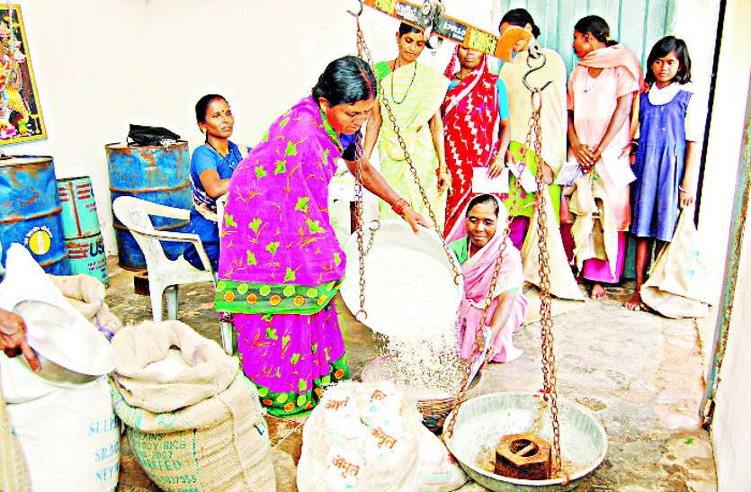 नए राशन कार्ड(New ration card) में बार कोड पुराने में नहीं है बार कोड, बिना नवीनीकरण के नहीं है वितरण संभव राशन कार्ड पर कैबिनेट में निर्णय के बाद असमंजस में है खाद्य विभाग व लोग
