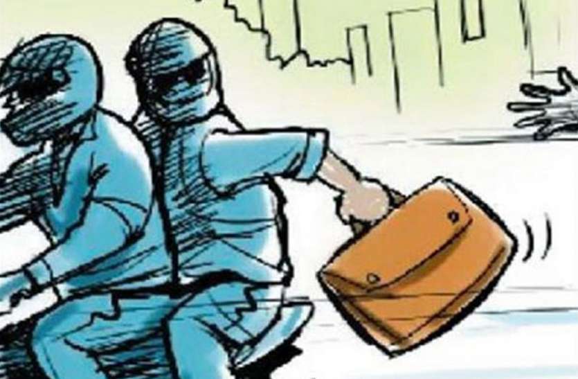 lutere मर्दानी बनी लड़कियों ने लुटेरों को चटाई धूल, जमीन पर गिराकर चप्पलों से पीटा
