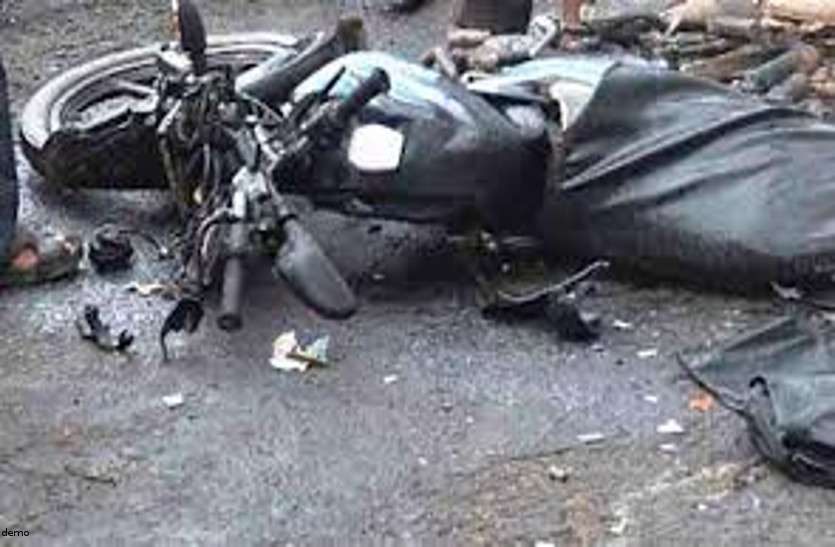accident news हादसा: तेज रफ्तार ट्रक ने बाइक सवार युवकों को मारी टक्कर, एक की मौत दो घायल