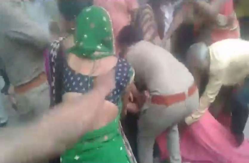 UP Police कस्टडी से युवती को छुड़ाने के लिए पुलिसकर्मियों पर हमला, देखें वीडियो