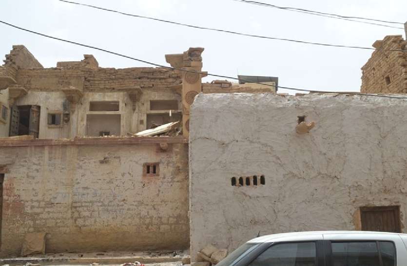 jaisalmer बारिश में खलनायक बनने को तैयार जर्जर मकान