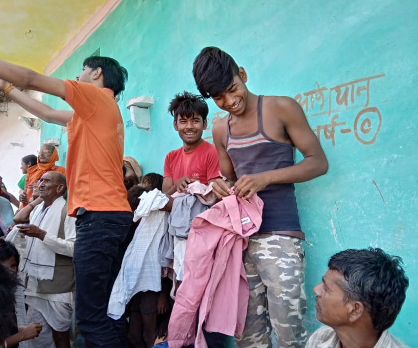 After seeing this, children blossomed with joy, jumped happily यह पाकर बच्चों के खिल उठे चेहरे, झूम उठे खुशी से