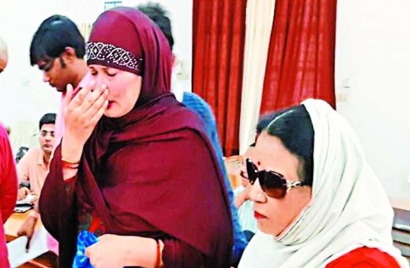 What happened that the women crying in front of the officers, click to know click ऐसा क्या हुआ कि अफसर के सामने रो पड़ी ये महिलाएं, जानने के लिए करें क्लिक