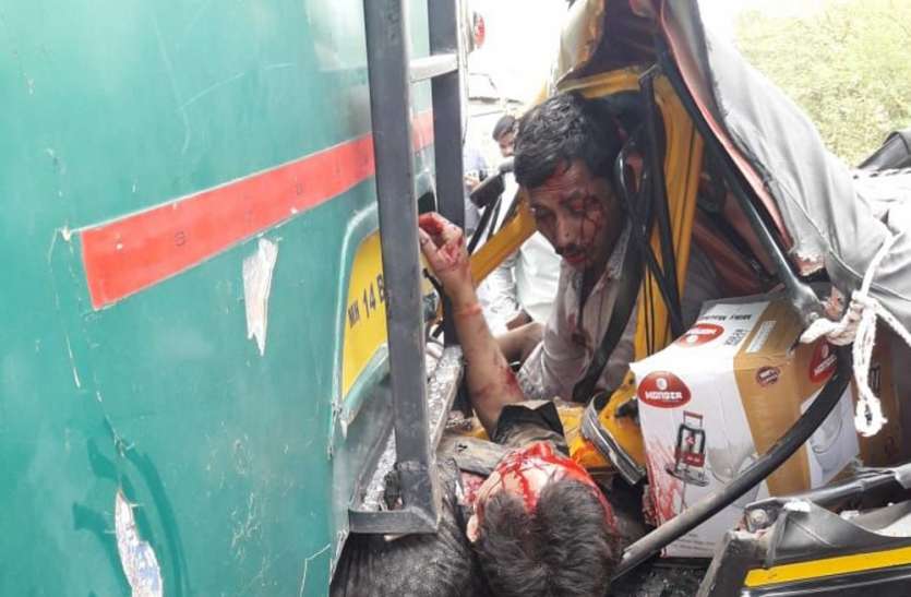 This accident hit Rongte, standing in a steep bus, unchecked auto इस हादसे ने रोंगटे कर दिए खड़े, खड़ी बस में घुसा अनियंत्रित ऑटो