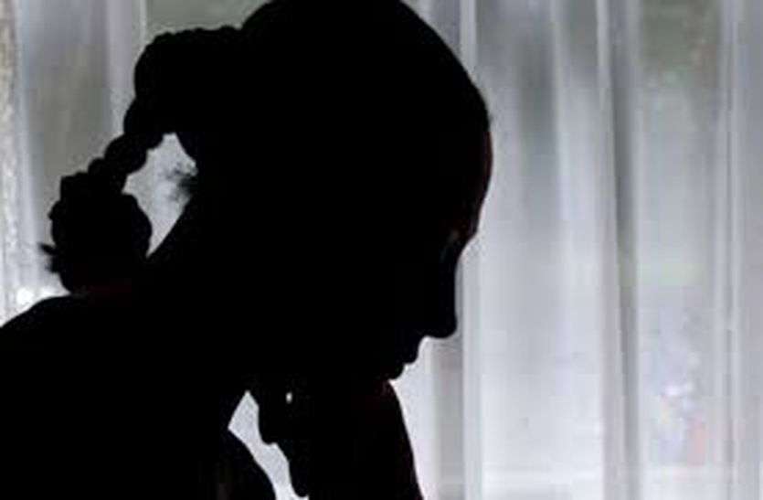 sikar news, gang rape news. sikar crime news. sikar latest news. Minor pregnant after gang rape बलात्कार के बाद गर्भवती हुई मासूम को नहीं मिली महिला चिकित्सक, पुलिस को उठाना पड़ा यह कदम