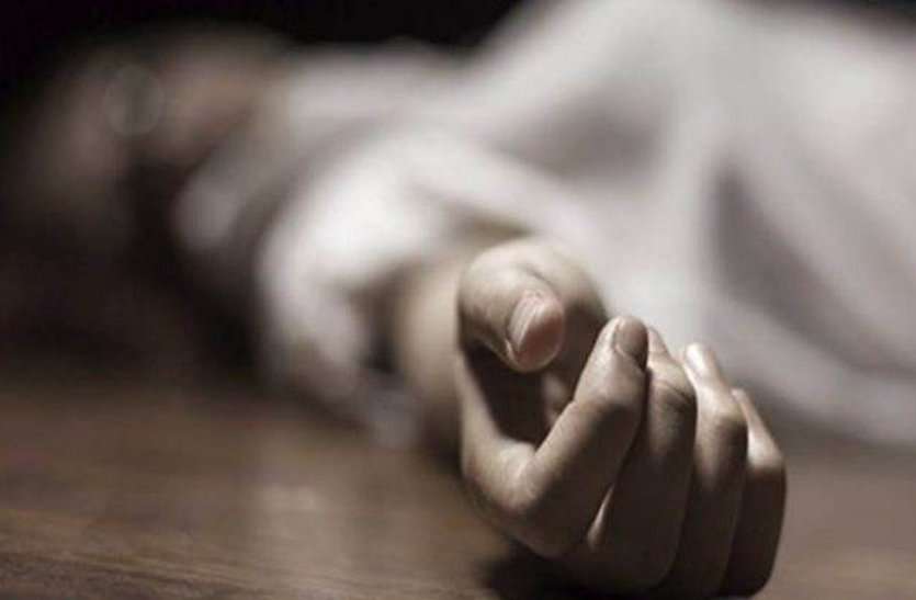 suicide in rajnandgaon जीभ और हाथ की नसें काटकर युवक ने दी खुद को खौफनाक मौत, देखने वालों की कांप गई रूह