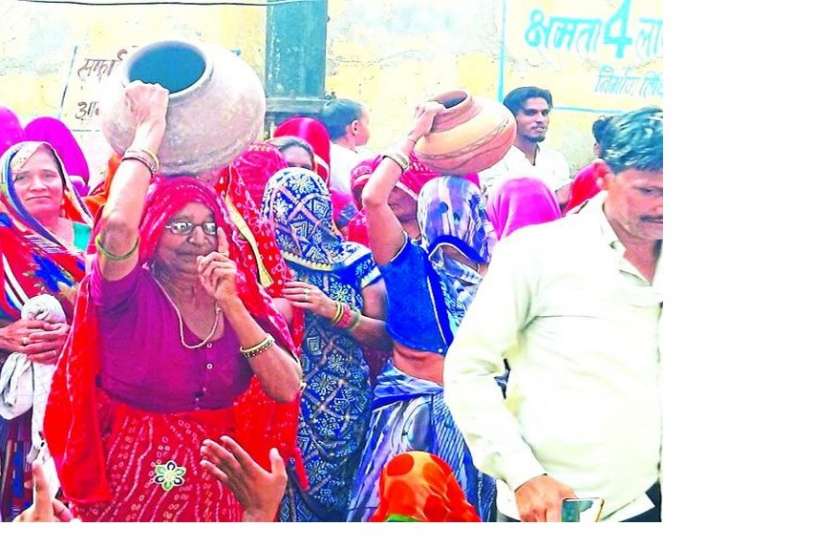 sikar news पानी के लिए प्रदर्शन कर रही महिलाओं ने अधिकारियों को दिया ये जवाब