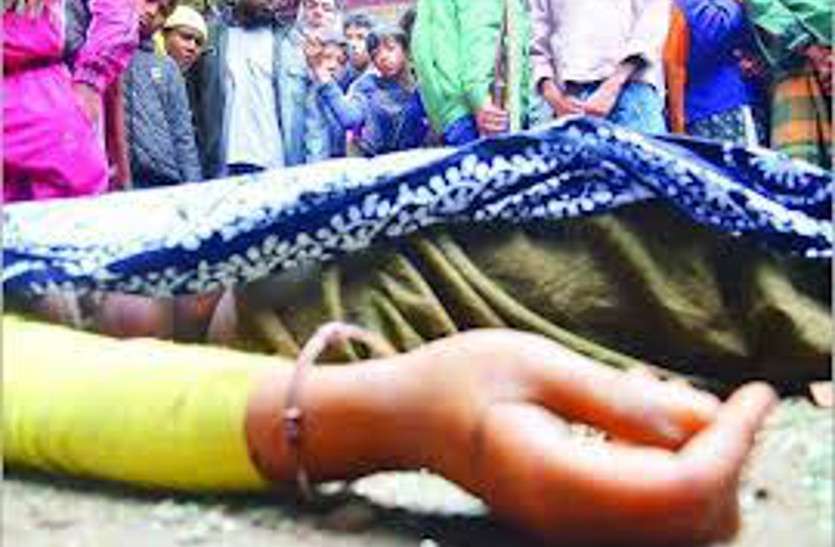 Death from sky lightning मां बेटी आम गिरने का कर रही थीं इंतजार, अचानक आसमान से गिरी आफत में दोनों की हो गई मौत, पसरा मातम