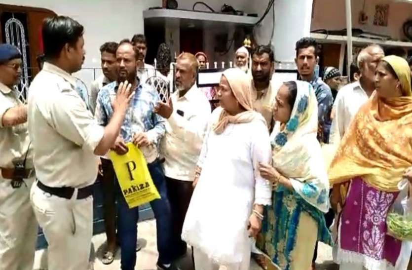 INDORE VIDEO : कुएं पर बने अवैध मकान को जब तोडऩे पहुंची टीम, तो दरवाजा खोलते ही दिखी ये चीज