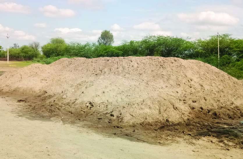 Campaign : vajood khotee banaas, kisaan hota udaas लीज की आड़ में नदी पेटे से हो रहा धड़ल्ले से अवैध बजरी खनन