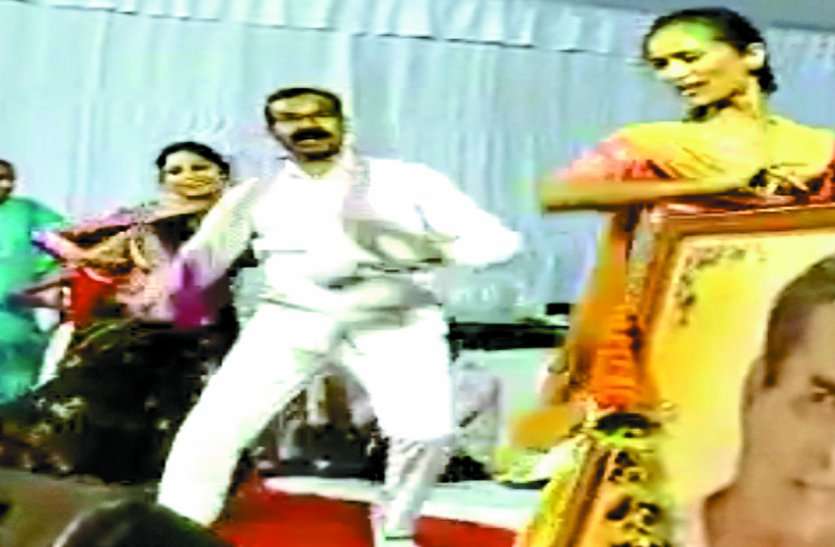 Gundardehi MLA Kunvar Singh Nishad Video: विधायक ने महिला कलाकारों के साथ किया ऐसा डांस, देखकर आप भी हो जाएंगे खुश, सोशल मीडिया में Video वायरल