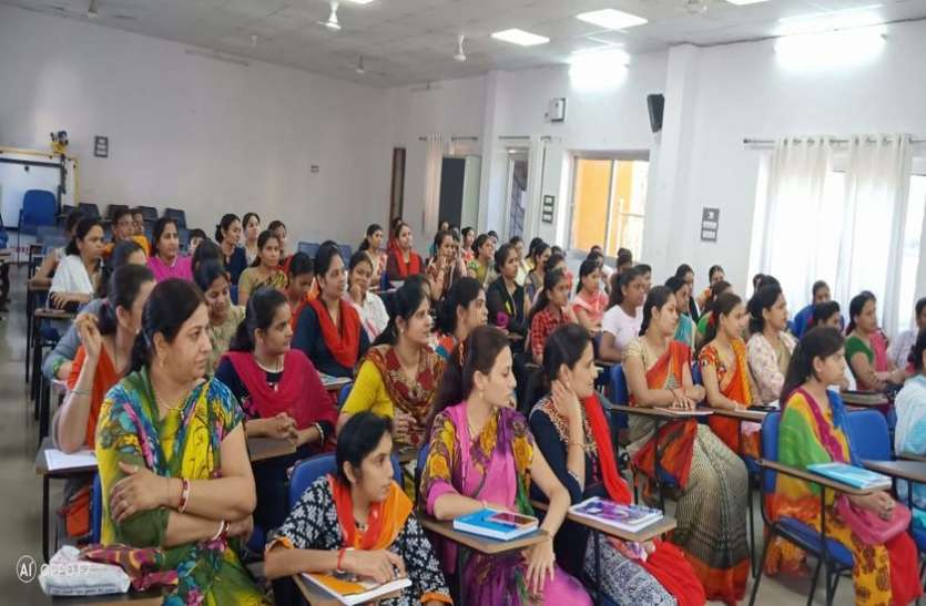 English spokan classess अंग्रेजी बोलने में निपूर्ण हो रही हैं डूंगरपुर की महिलाएं
