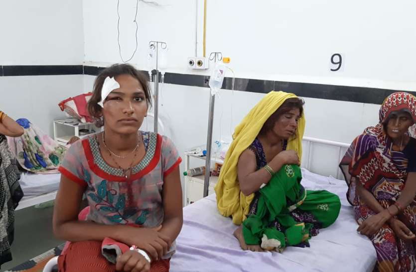 Widowed woman stranded in a woman's house and beat up three people, including daughter, hosted one hour विधवा महिला के घर में घुसे लुटेरे, बेटी सहित तीन लोगों को बंधक बनाकर एक घंटे पीटा