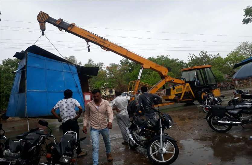 encroachment उदयपुर में यहां सरकारी जमीन से केबिन को हटवाते हुए अतिक्रमियों को किया बेदखल, पत्रिका ने उठाया था मामला