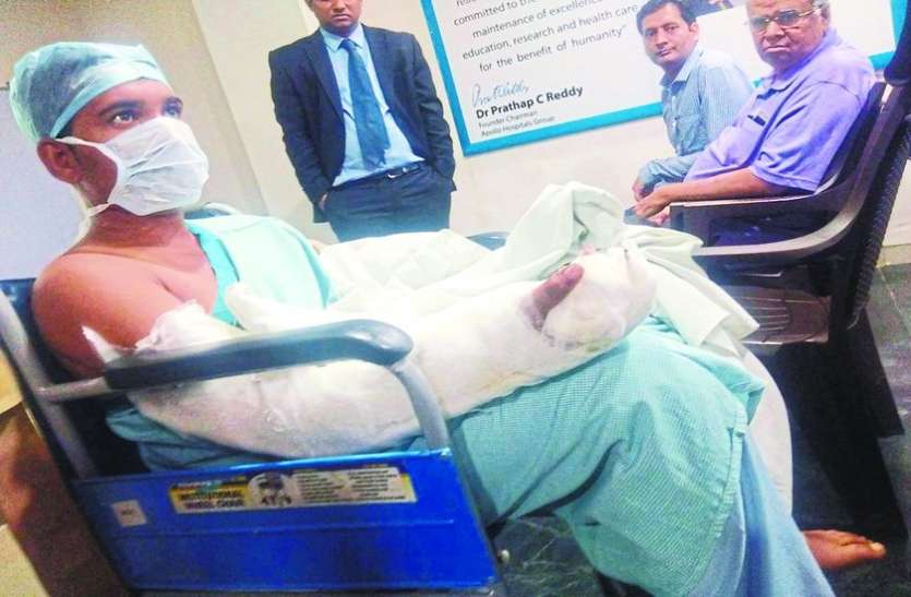 indore VIDEO : कलाई से ऐसे अलग हो गया था पंजा, डॉक्टरों ने 7 घंटे की सर्जरी में दोबारा जोड़ा