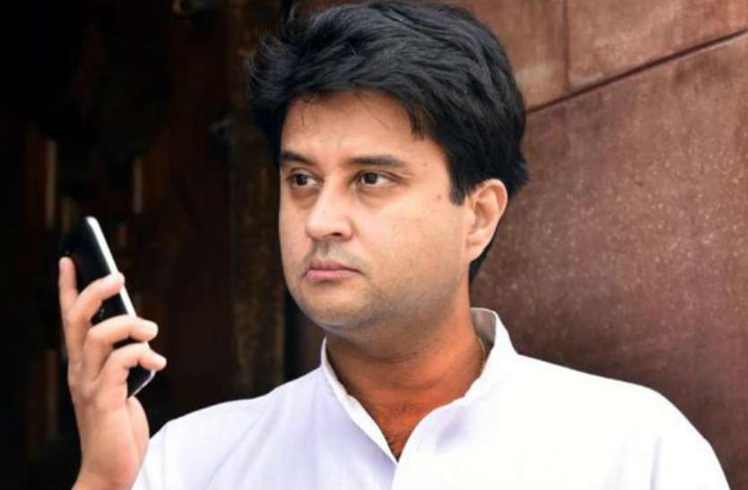 Jyotiraditya Scindia कैबिनेट बैठक को LIVE सुन रहे थे सिंधिया!, सीएम कमलनाथ ने मंत्री से कहा था- मुझे पता है किसके इशारे पर बोले रहे हैं