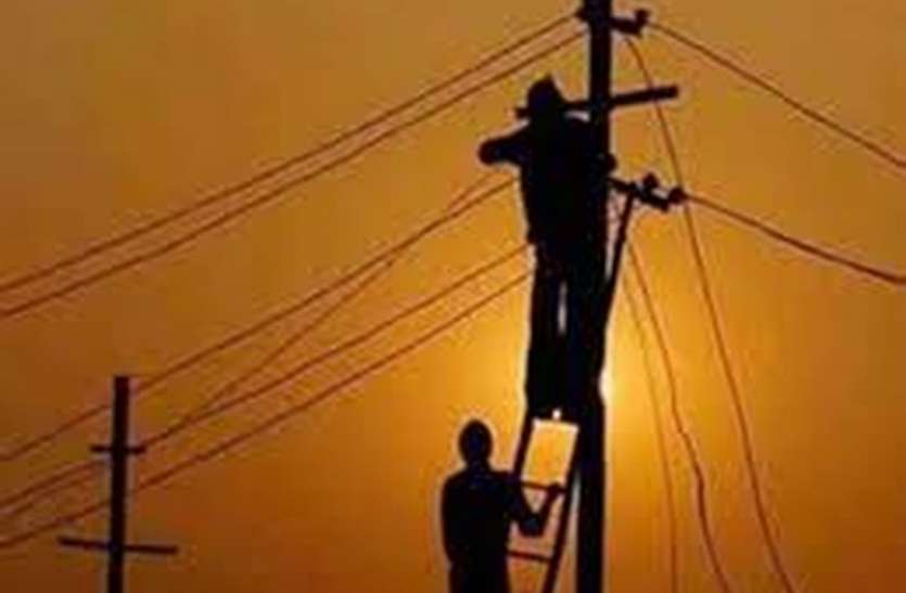 udaipur इन इलाकों में सवालों के घेरे में है विद्युत निगम का बारिश पूर्व रखरखाव