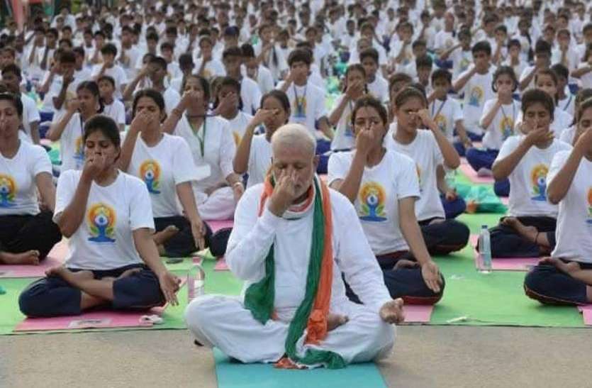 FILE PHOTO International Yoga Day: एकाग्रता बढ़ाने के साथ ही हृदय और फेंफड़ाें को ठीक करते हैं ये प्राणायाम