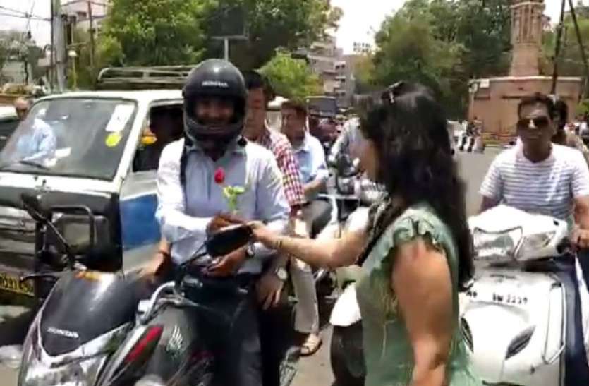indore VIDEO : इन महिलाओं ने आखिर क्यों दिया वाहन चालकों को रेड रोज, वजह जानकर हैरान रह जाएंगे आप